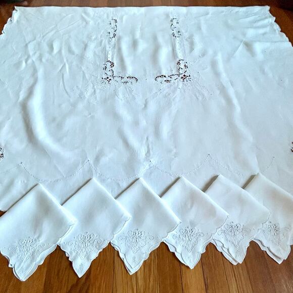 Vintage White Cutwork 97” x 62” Tablecloth Set w/ 6 Embroidered Napkins - Picture 6 of 16